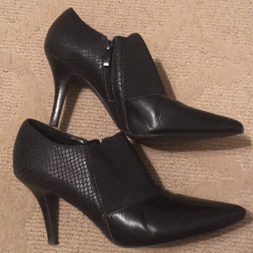 Tahari Black leather pumps